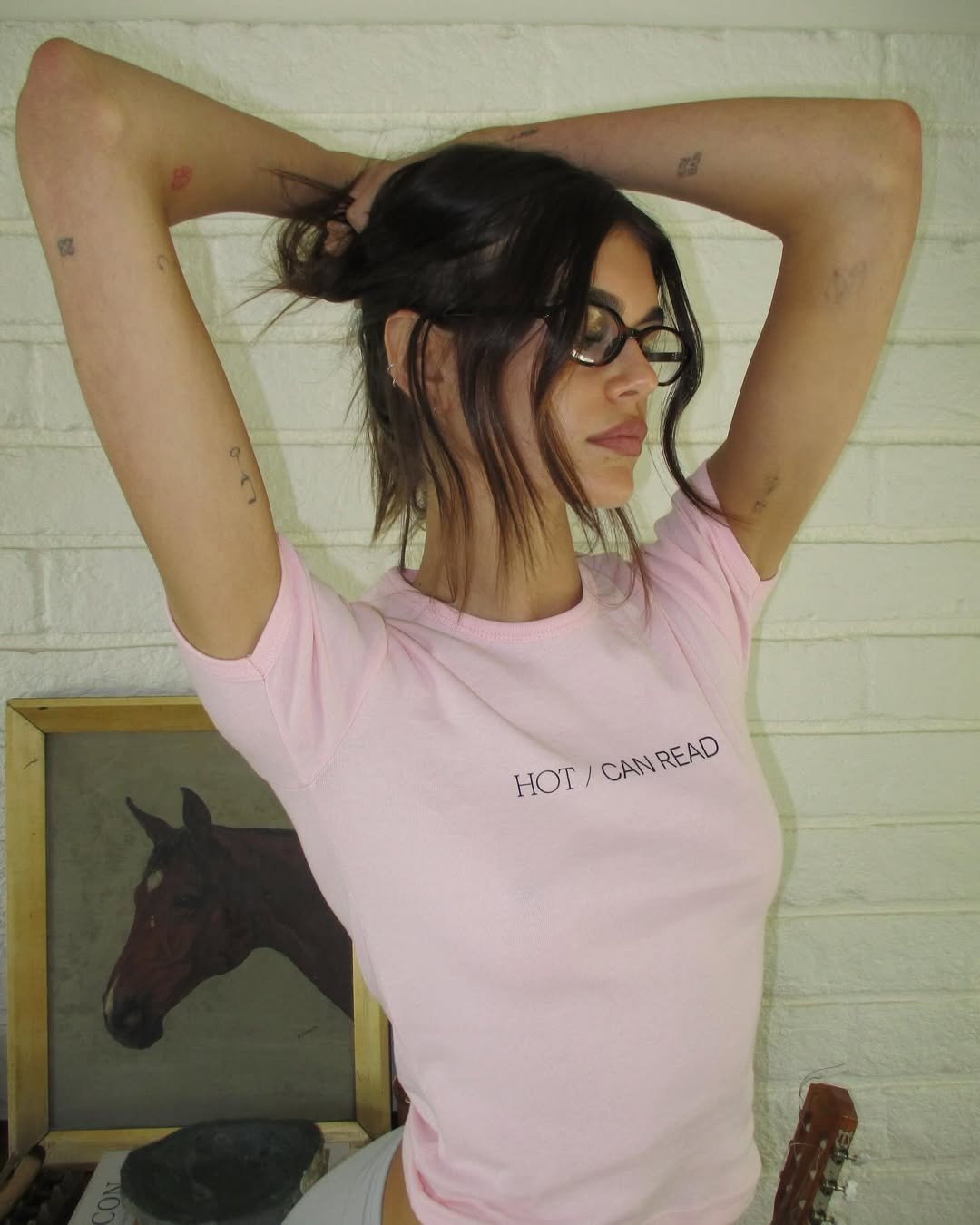 Pessoa com graphic tee com mensagem