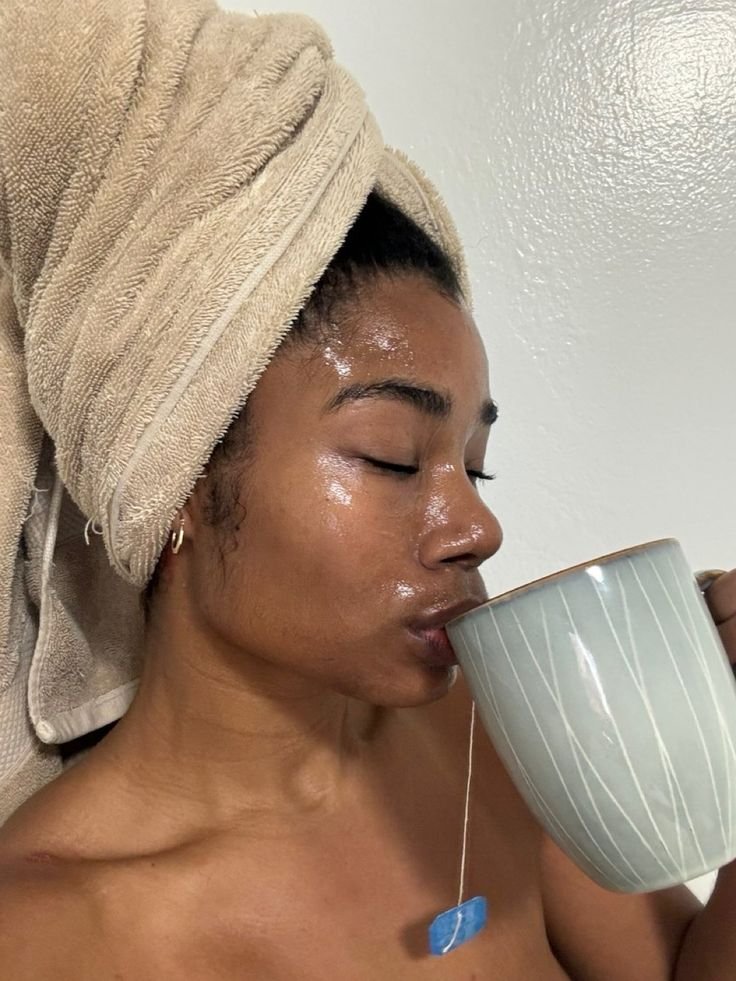 Aplicação de creme facial como parte de uma rotina de limpeza de pele caseira.