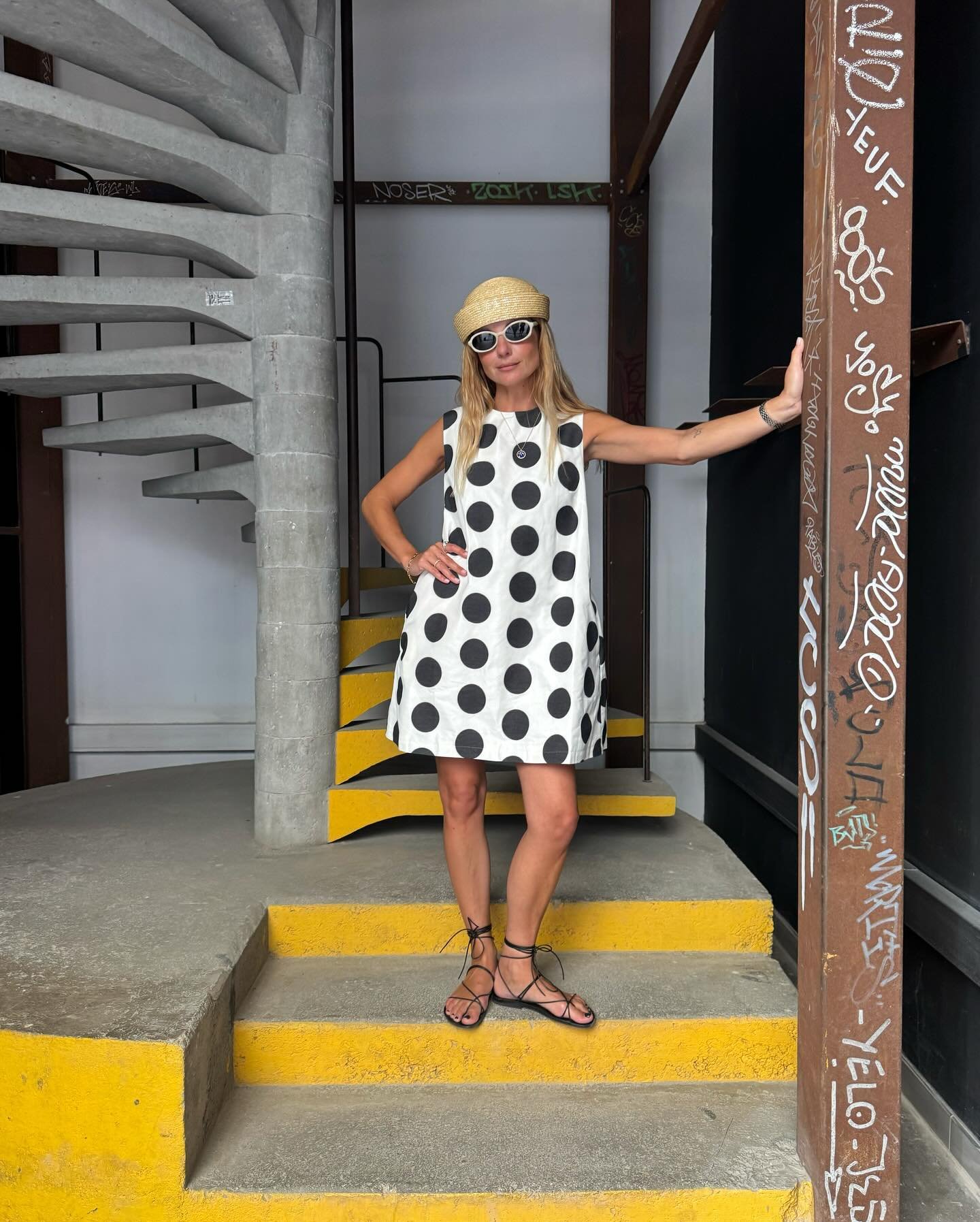 Vestido com estampa de bolinhas e sandálias, ideal para looks de primavera-verão, em escada colorida.