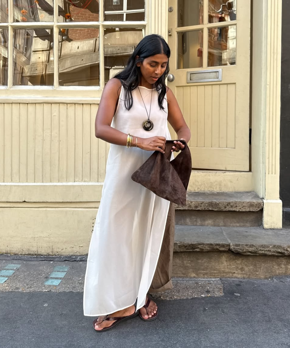 Mulher em vestido longo e acessórios, destacando looks tendência para primavera.