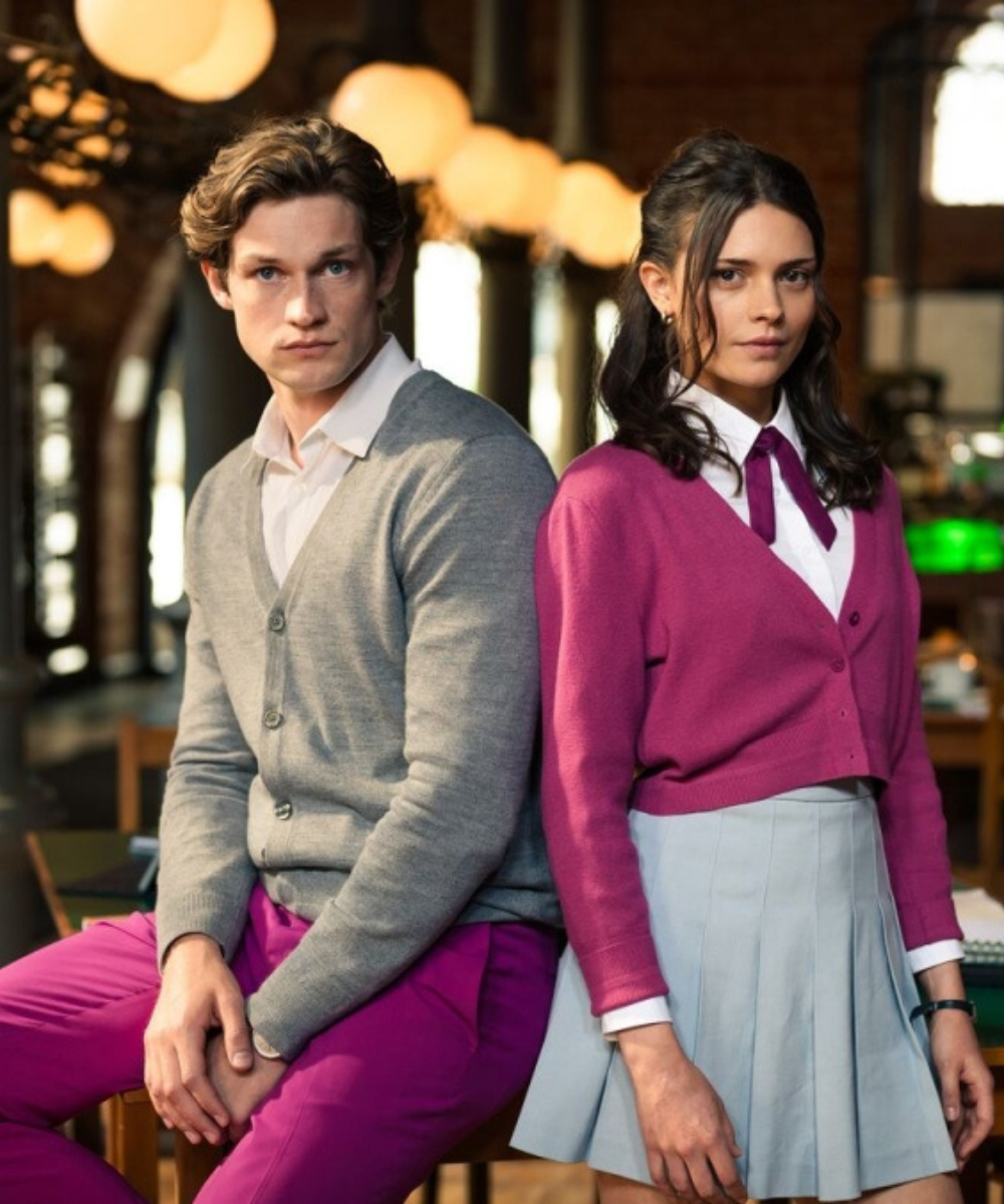 Duas pessoas em roupas casuais em um ambiente interno iluminado. Série parecida com O Verão Que Mudou Minha Vida.