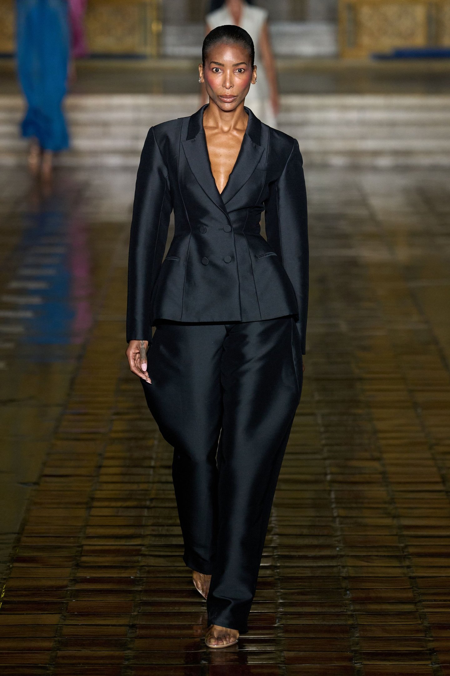 Modelo usando um elegante terno preto no desfile da New York Fashion Week SS26.