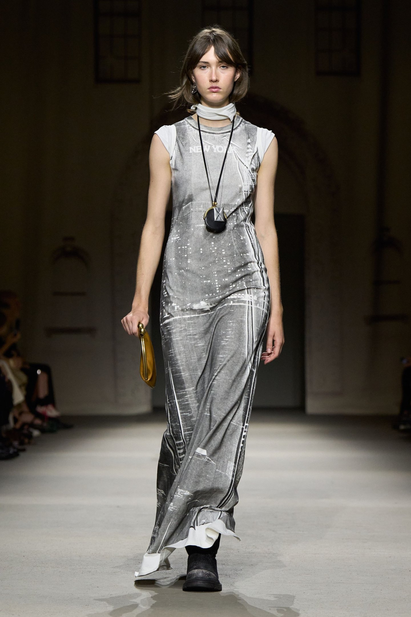 Modelo usando vestido cinza de estilo urbano e acessórios desfila na New York Fashion Week SS26.