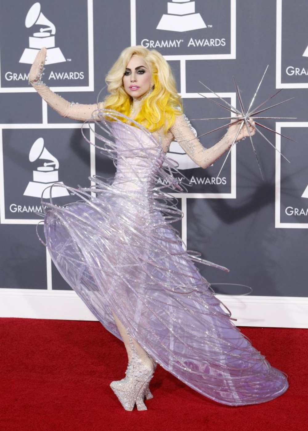 Celebridade no Grammy com vestido futurista lilás. Giorgio Armani red carpet glam.