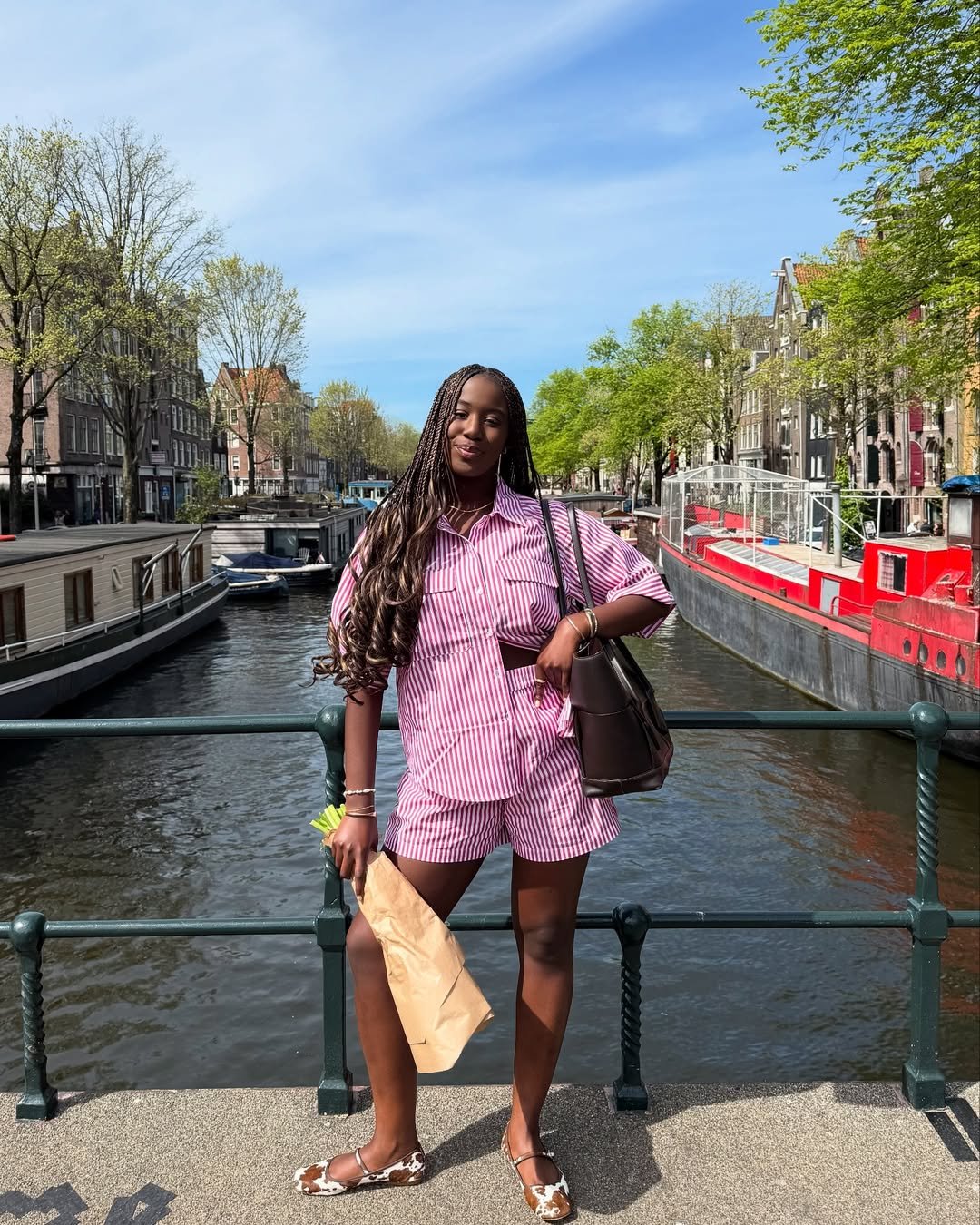 Mulher com roupas coloridas