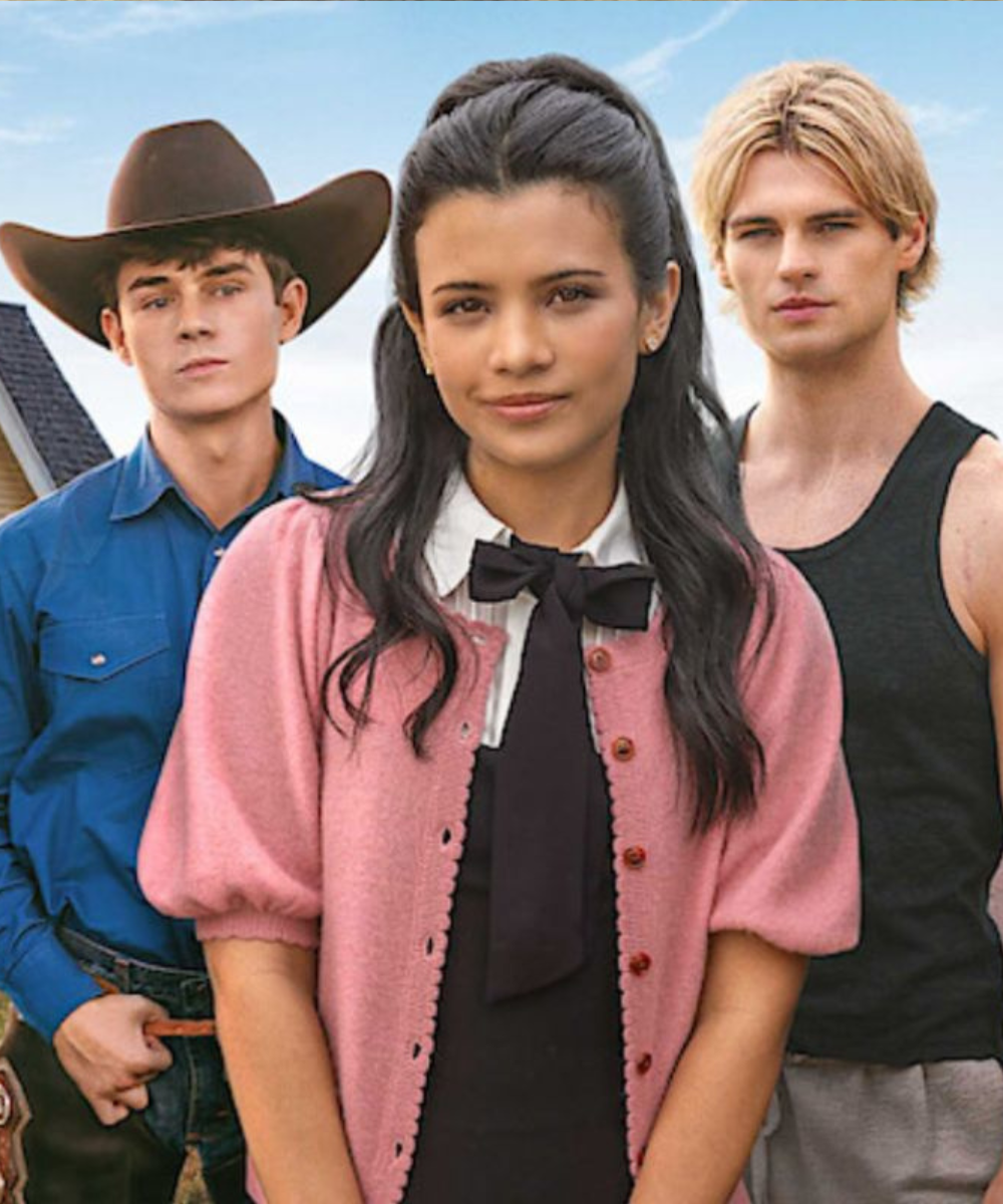 Três jovens posam em frente a uma casa, lembrando histórias de amizade e transformação em um verão marcante.