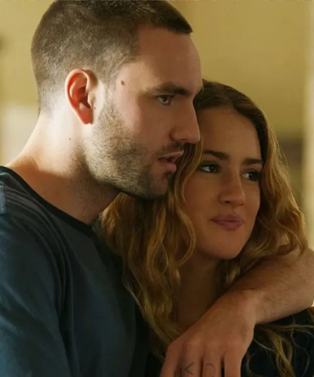 Casal abraçado, expressão serena, evoca