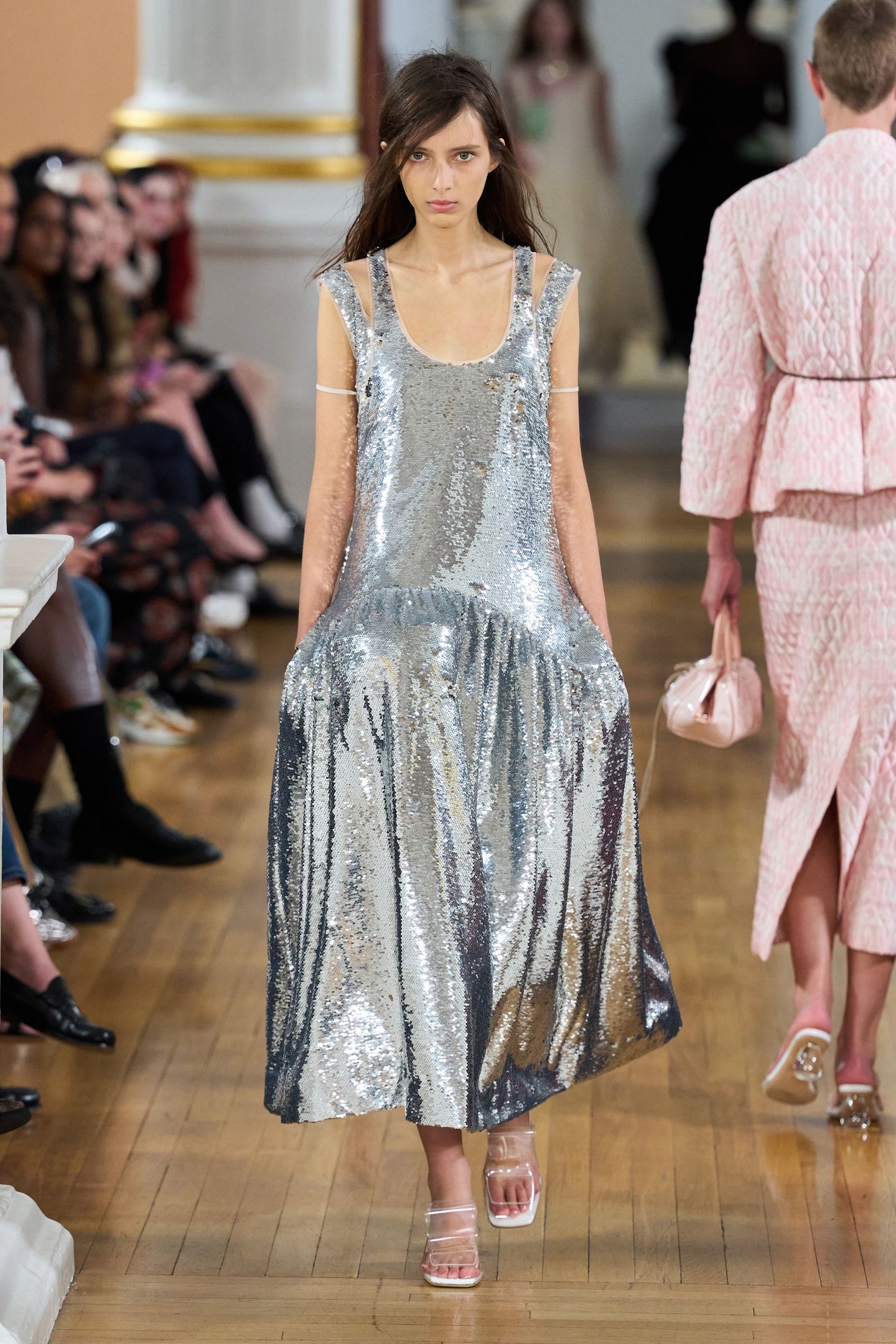 Modelo em vestido prateado brilhante desfila na London Fashion Week SS26.