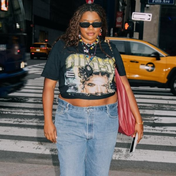 Tudo sobre o retorno da graphic tee como peça queridinha das fashionistas