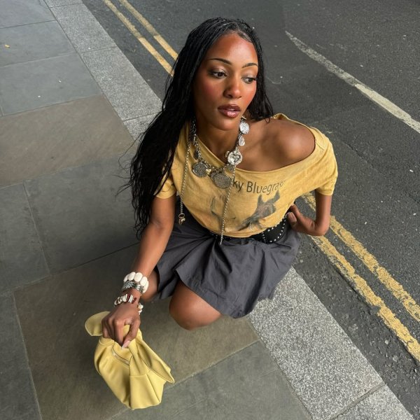 Camiseta com ombro caído: a tendência dos anos 2010 está de volta!