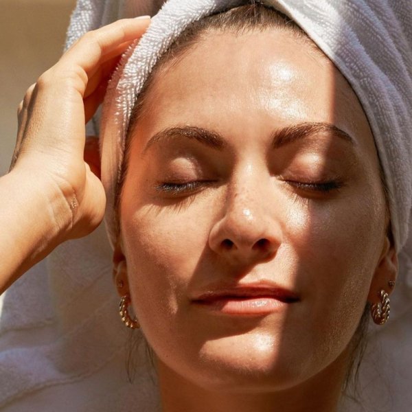 Para que serve a água micelar e como usá-la na sua rotina de skincare