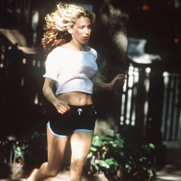 Short de academia e salto é o combo preferido da Carrie Bradshaw e da Zoe Kravitz