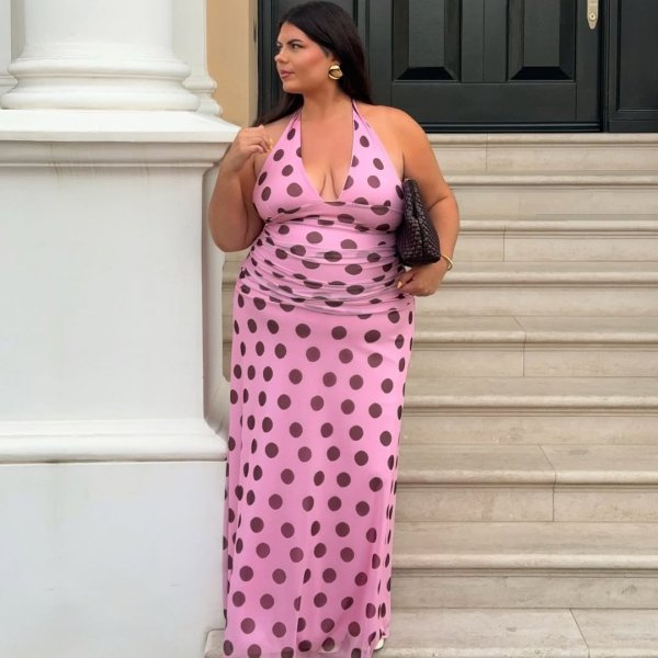 Esqueça o preto e branco! O vestido de poá rosa é o favorito das estilosas