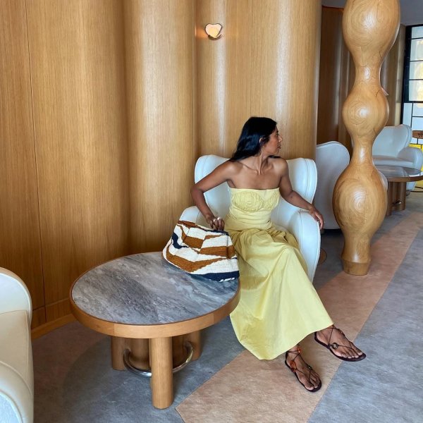 As fashionistas estão amando usar vestido sem alça — descubra onde encontrar