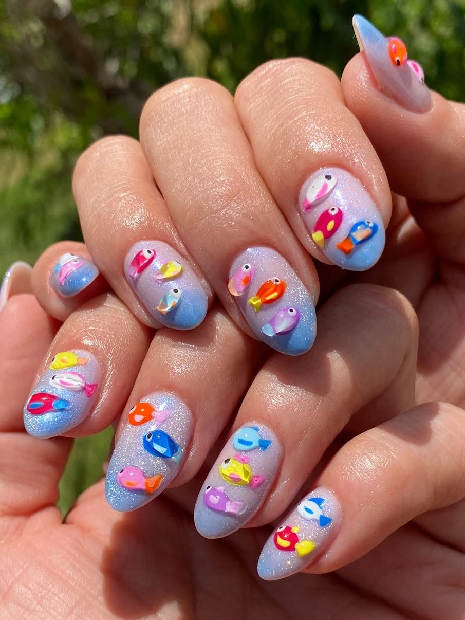 Unhas de peixe coloridos em fundo azul cintilante.
