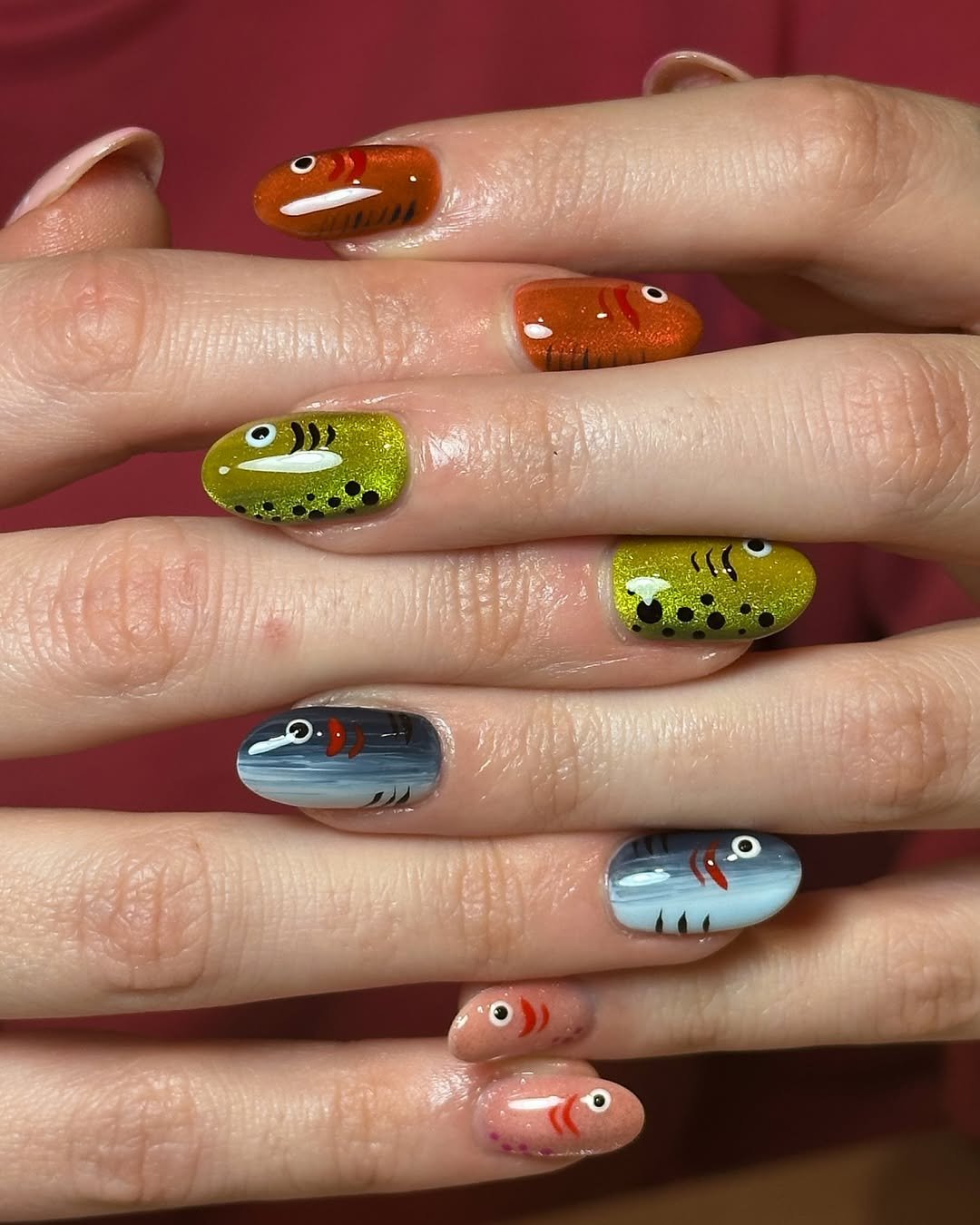 Unhas de peixe coloridos.