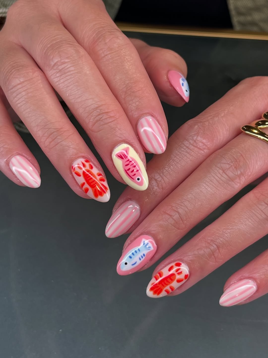 Unhas de peixe e listras, destacando-se as figuras marinhas.