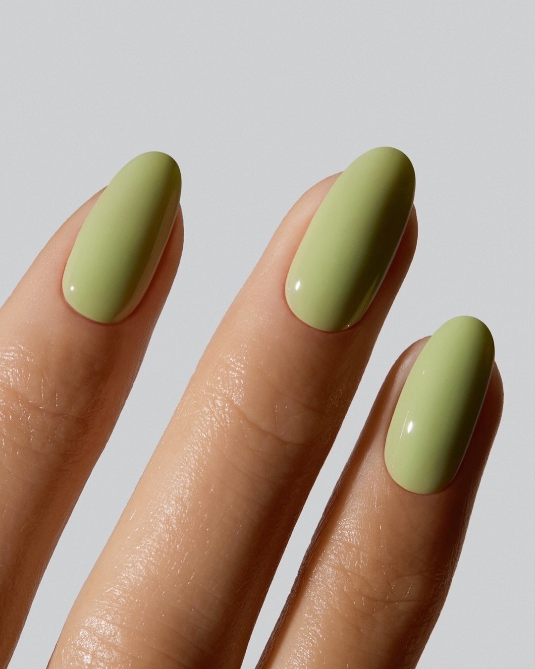 Unhas para primavera em tom verde claro.