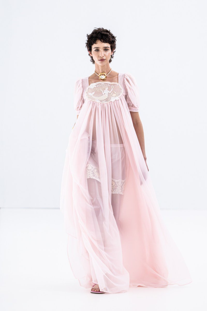 Vestido rosa translúcido com bordado, apresentado na Semana de Moda de Milão SS26.
