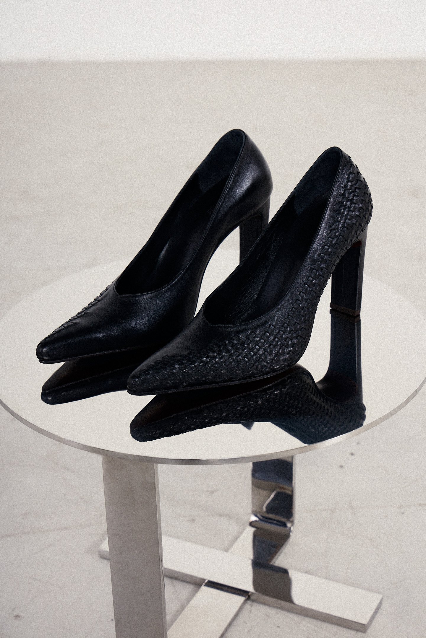 Os sapatos da marca Mondepars destacam-se pelo design elegante e sofisticado. Com um acabamento em couro preto, apresentam um bico fino e um salto alto, que conferem um toque de glamour. Um dos pares possui detalhes trançados, agregando textura e estilo. 