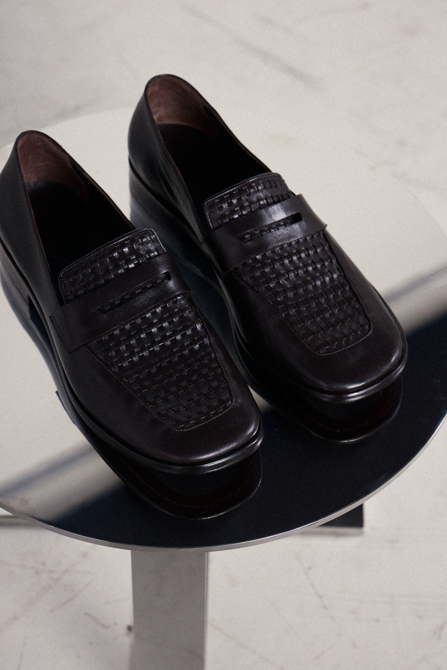 Os sapatos da marca Mondepars apresentam um design elegante e sofisticado, em couro preto com detalhes trançados na parte frontal. O acabamento polido e a silhueta moderna tornam-os ideais para compor looks formais e casuais. Perfeitos para quem busca est