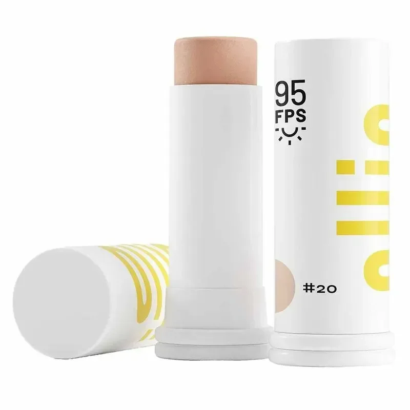 O produto destacado é um protetor solar em bastão, ideal para o rosto, com fator de proteção solar (FPS) 95. A embalagem é moderna, em branco com detalhes amarelos, refletindo uma estética clean e contemporânea. Sua textura em bastão facilita a aplicação,