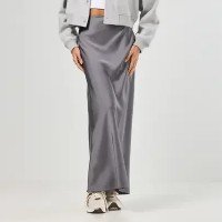 saia midi em cetim cinza chumbo, tecido com aspecto cintilante, com caiment