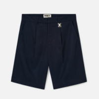 Bermuda com pregas de alfaiataria risca de giz  azul escuro