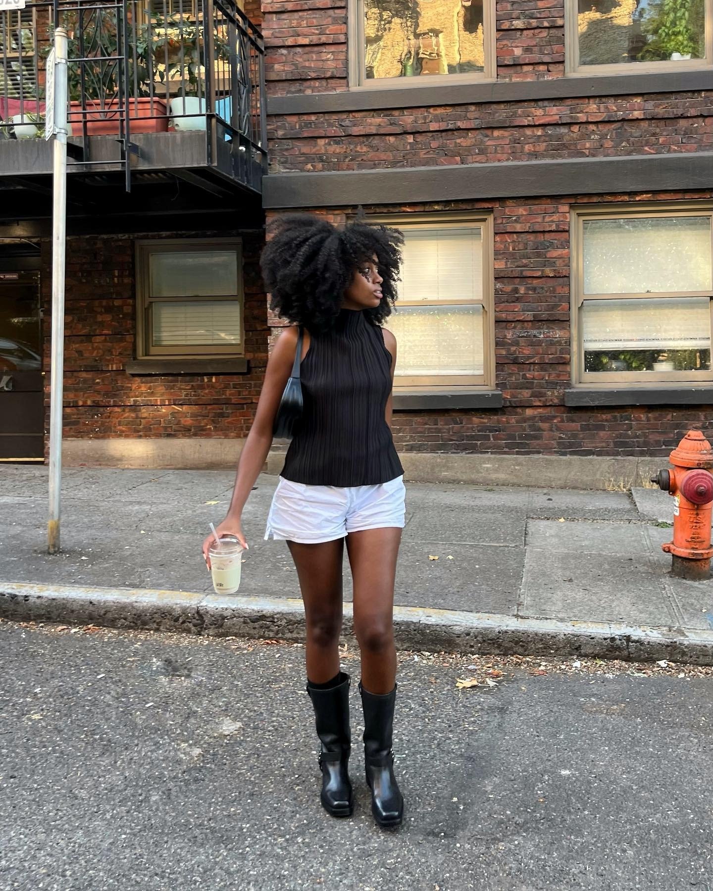 A blusa canelada básica, de cor preta, apresenta uma modelagem ajustada que valoriza a silhueta. Com gola alta e textura canelada, é ideal para compor looks modernos e elegantes.