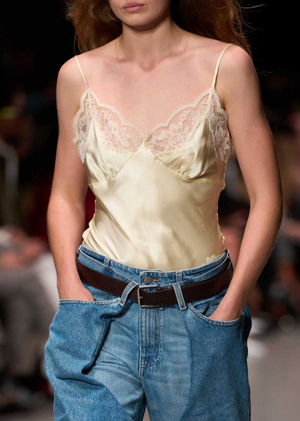 A blusa de cetim feminina em tom bege apresenta detalhes delicados em renda nas alças, conferindo um toque de sofisticação. Com um caimento leve, ela combina perfeitamente com jeans oversized, criando um contraste moderno e elegante. 