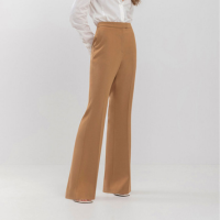 Calça Flare Em Alfaiataria Com Bolsos E Cintura Média