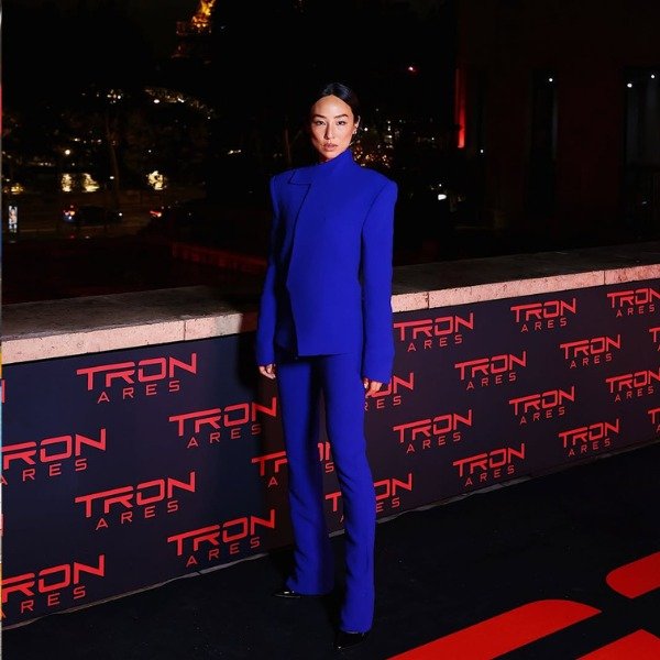 Precisamos falar sobre o estilo da Greta Lee