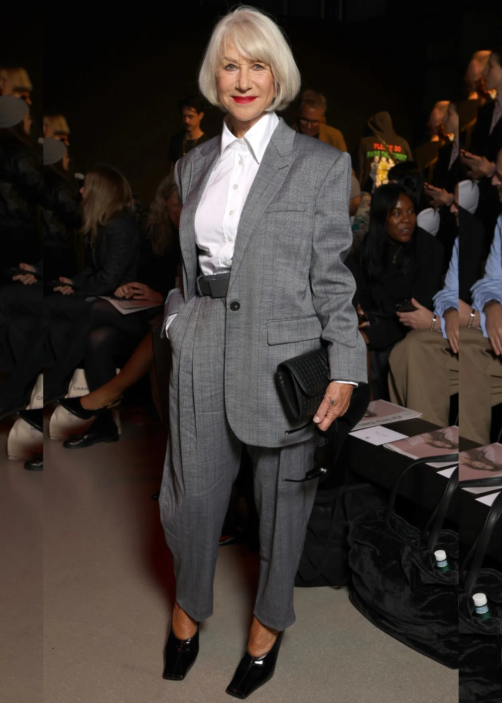 Pessoas em evento de moda, vestindo trajes elegantes.
