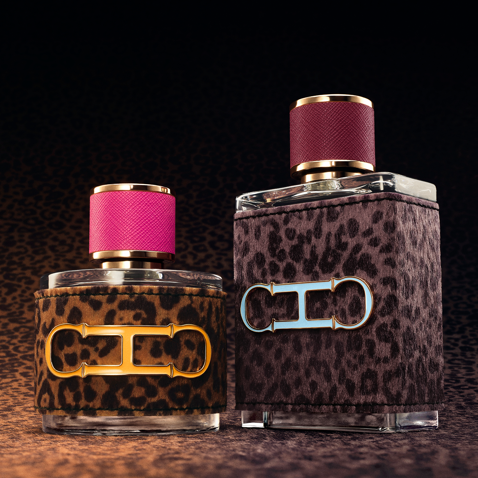 Os frascos de perfume da Carolina Herrera apresentam um design sofisticado e ousado, com texturas que imitam pelagem de animal. O frasco à esquerda, revestido em tons de marrom e dourado, contrasta com o da direita, que tem um acabamento mais escuro com d