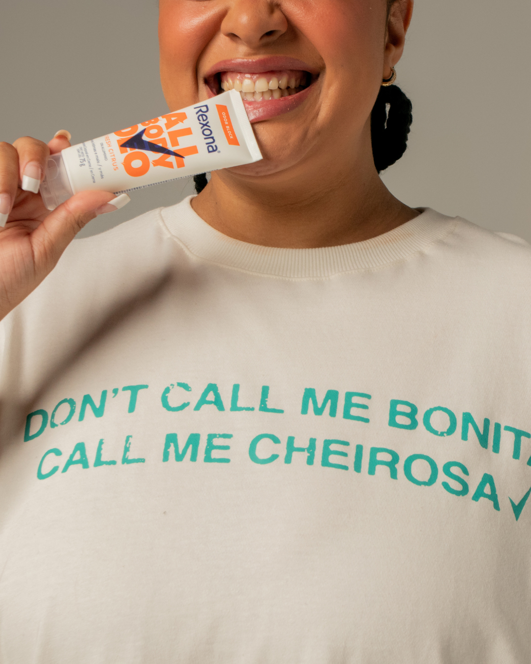 modelo usando blusa da collab Lela Brandão e Rexona, usando o desodorante corporal