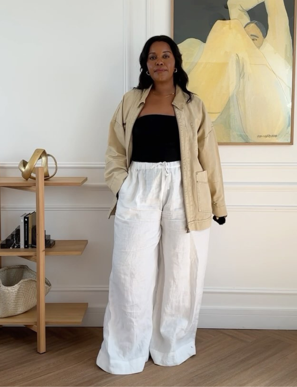 A combinação ideal para calça pantalona é uma blusa ajustada, como o top preto usado na imagem, que valoriza a silhueta. Mostra com que blusa usar calça pantalona.