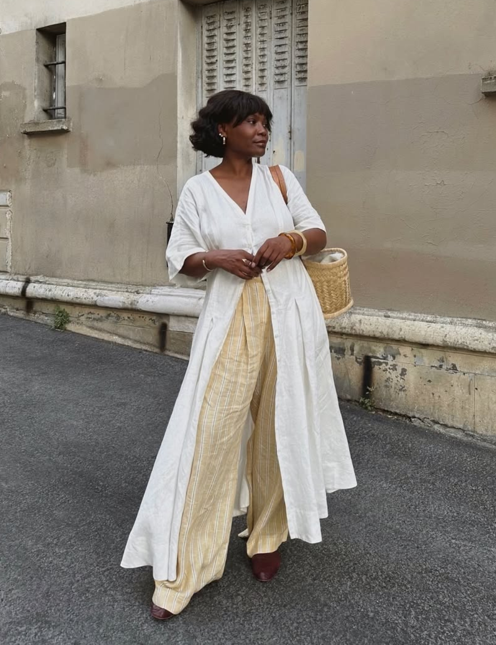 A combinação perfeita de blusa e calça pantalona é essencial para um look elegante. Neste estilo, a blusa branca de tecido leve e com decote em V se destaca, complementando a calça pantalona listrada em tons claros.