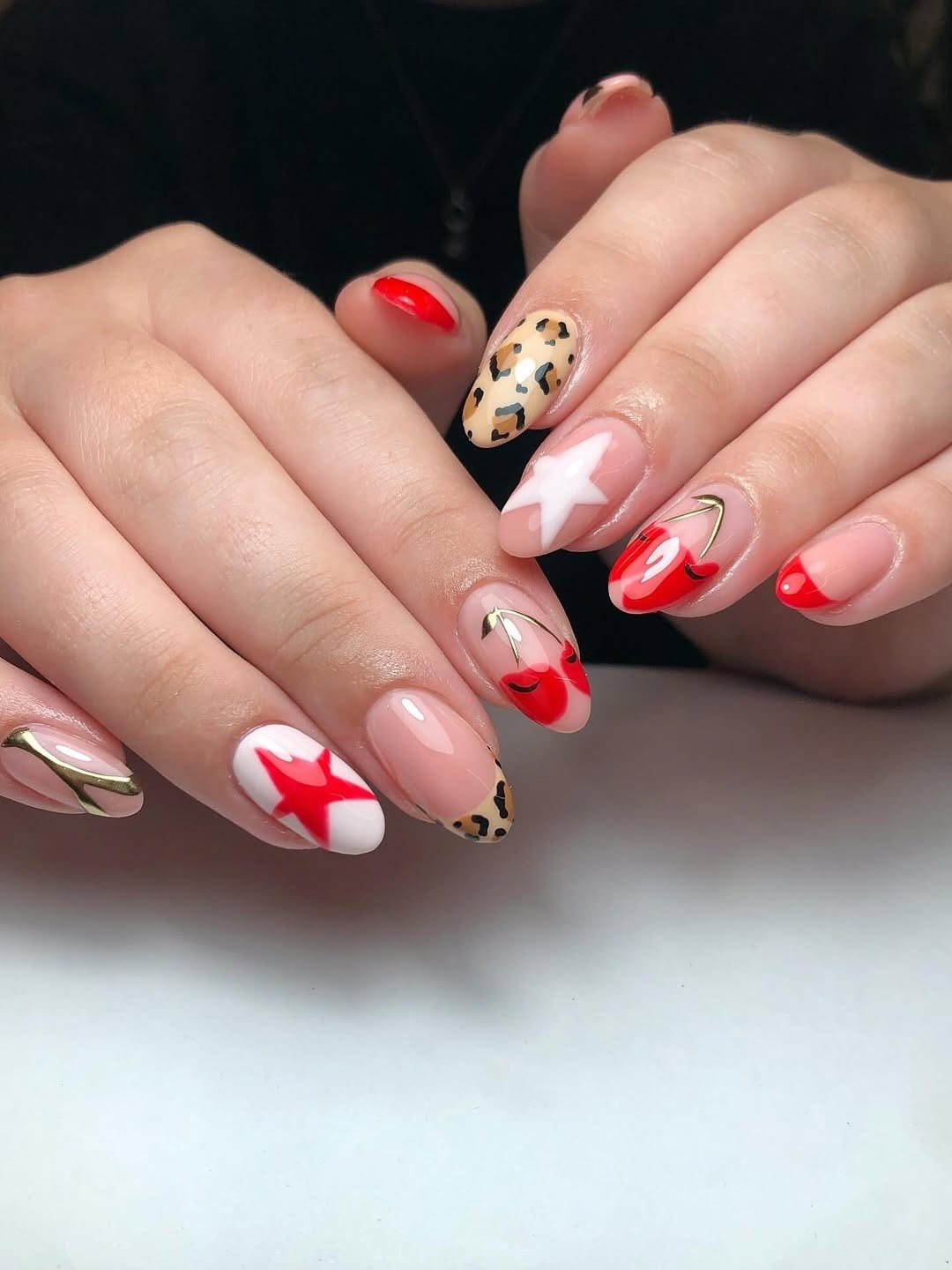 Unhas delicadas e bem cuidadas são essenciais para evitar que o esmalte descasque. Na imagem, vemos uma manicure com um design moderno.