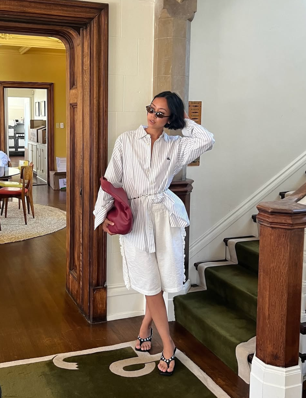 A bermuda feminina branca é destaque neste look moderno e sofisticado. Com um corte solto, ela combina perfeitamente com a camisa listrada de manga longa, criando um equilíbrio entre elegância e conforto.