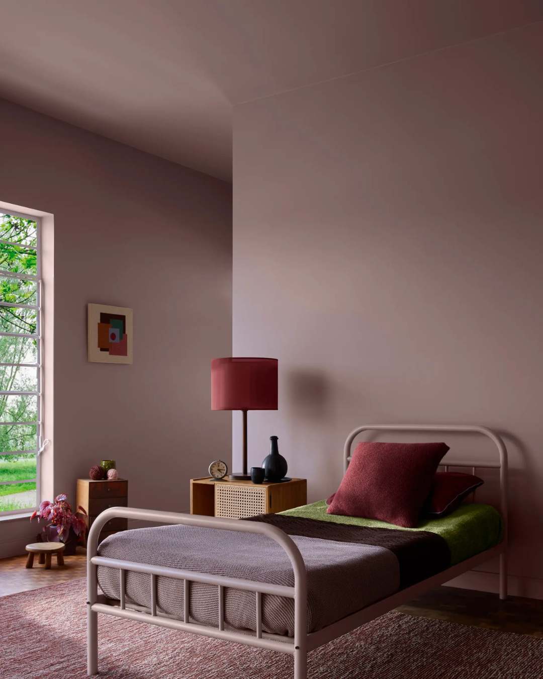 O ambiente retratado apresenta uma paleta de cores suaves, destacando tons de rosa nas paredes e na luminária, criando uma atmosfera acolhedora. Qual é a cor do ano 2026?