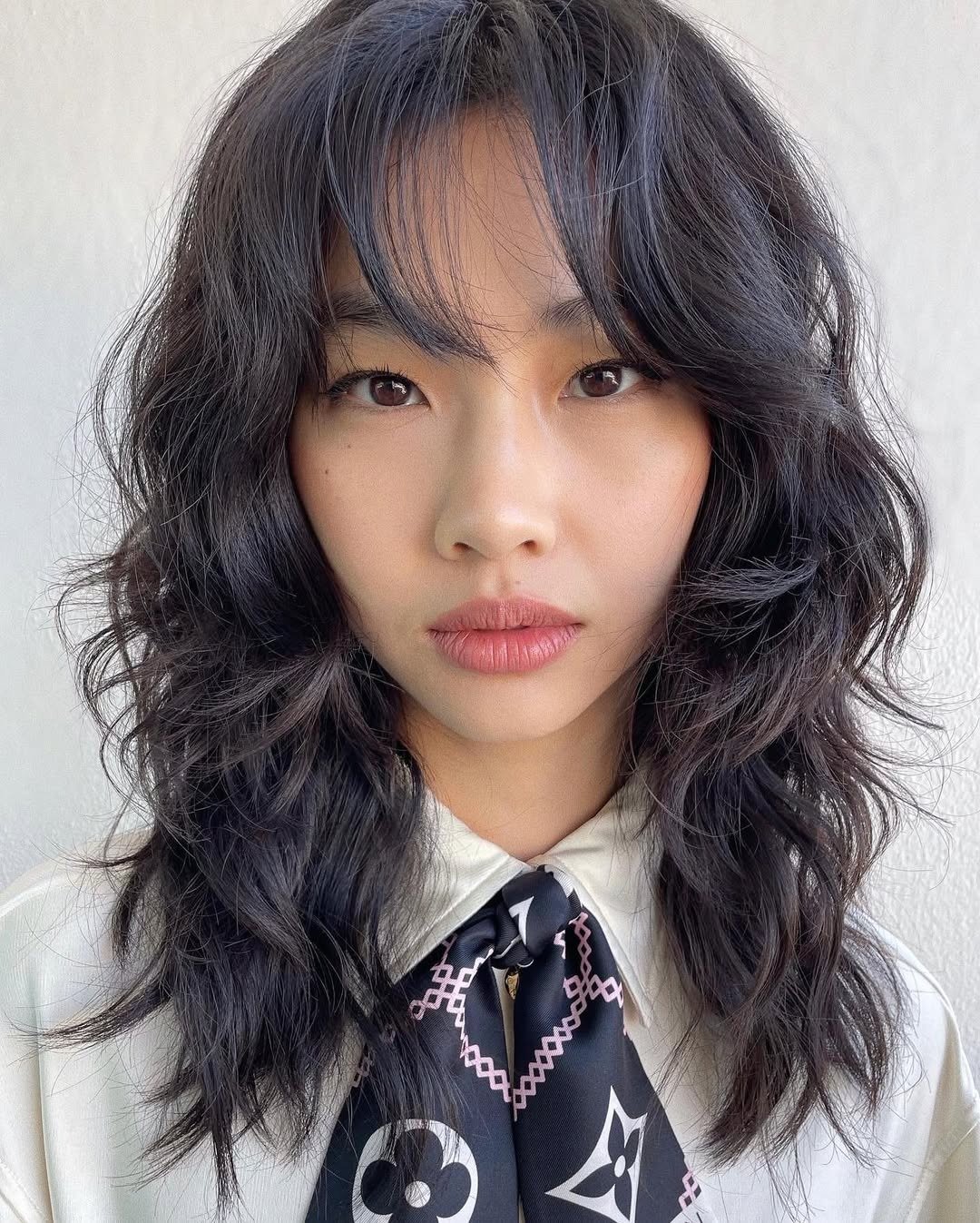Os cortes de cabelo feminino para 2026 trazem um visual natural, como o soft shaggy hair da Jenny Cho.