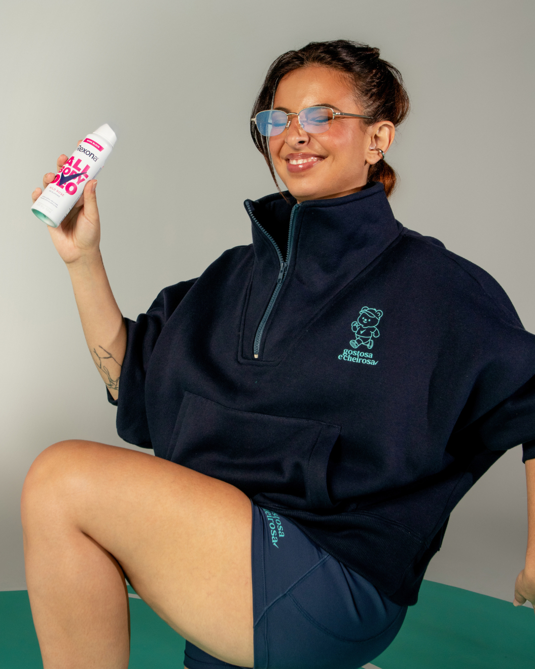 Lela Brandão usando camiseta e shorts da sua coleção com Rexona, desodorante corporal