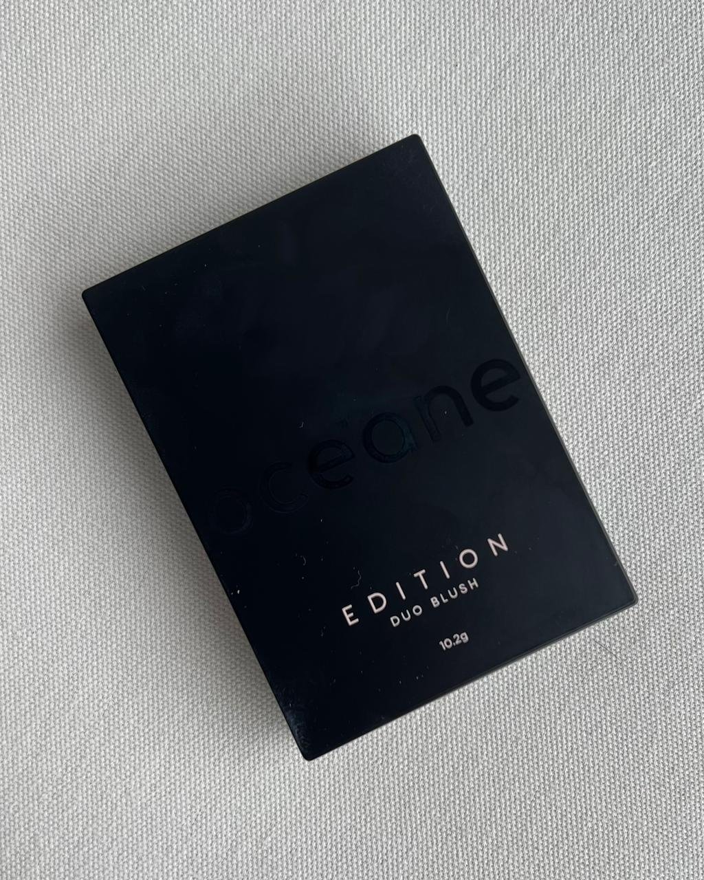Estojo de blush Océane Duo Edition sobre superfície clara.