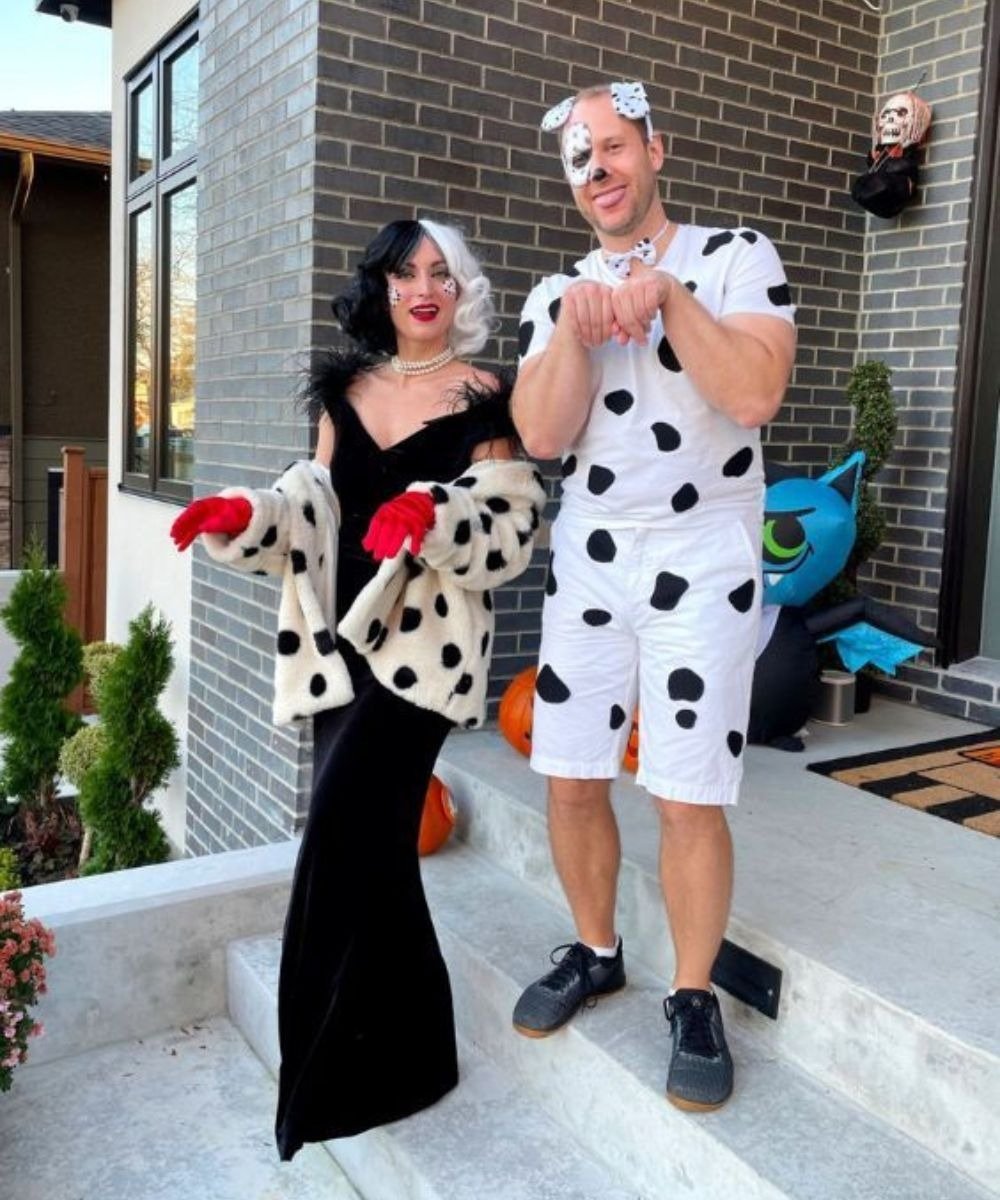 O casal exibe uma fantasia de casal engraçada temática de