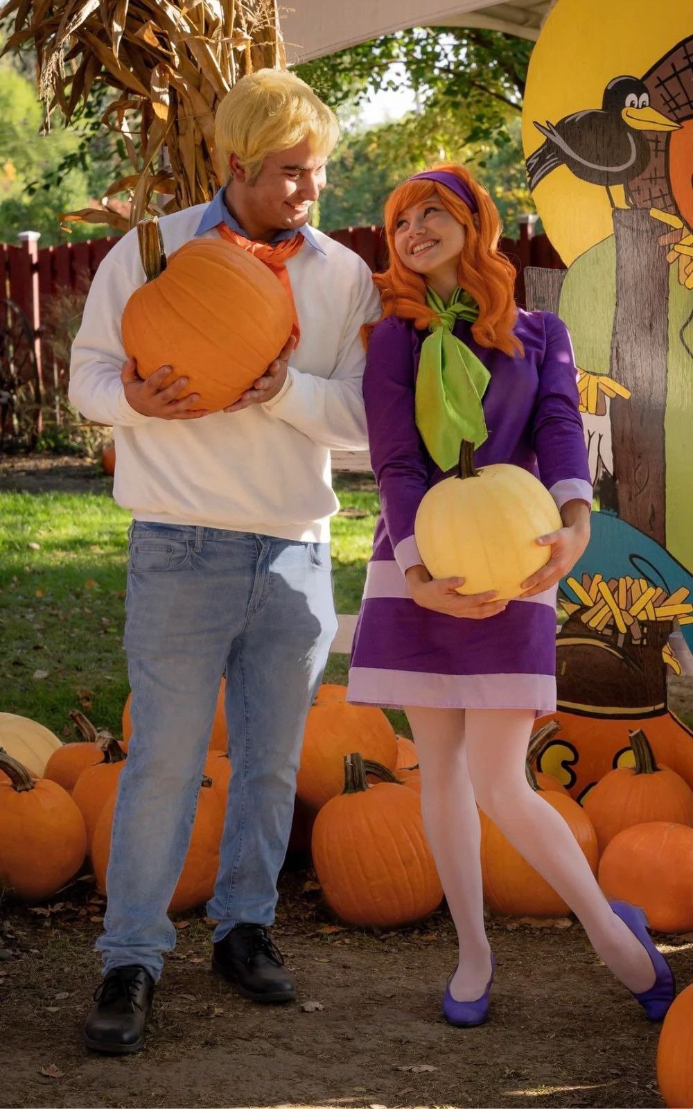 Casal exibindo fantasias de casal para o Halloween inspirada em Fred e Daphne do Scooby-Doo.
