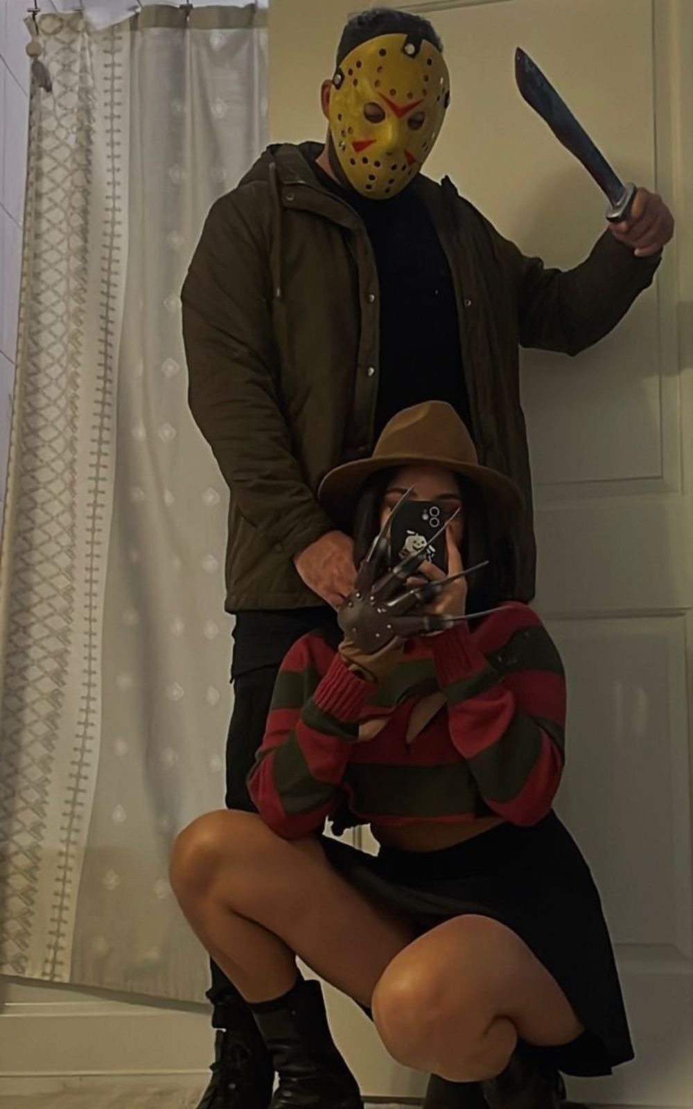 Fantasia de casal para Halloween inspirada em Freddy Krueger e Jason.