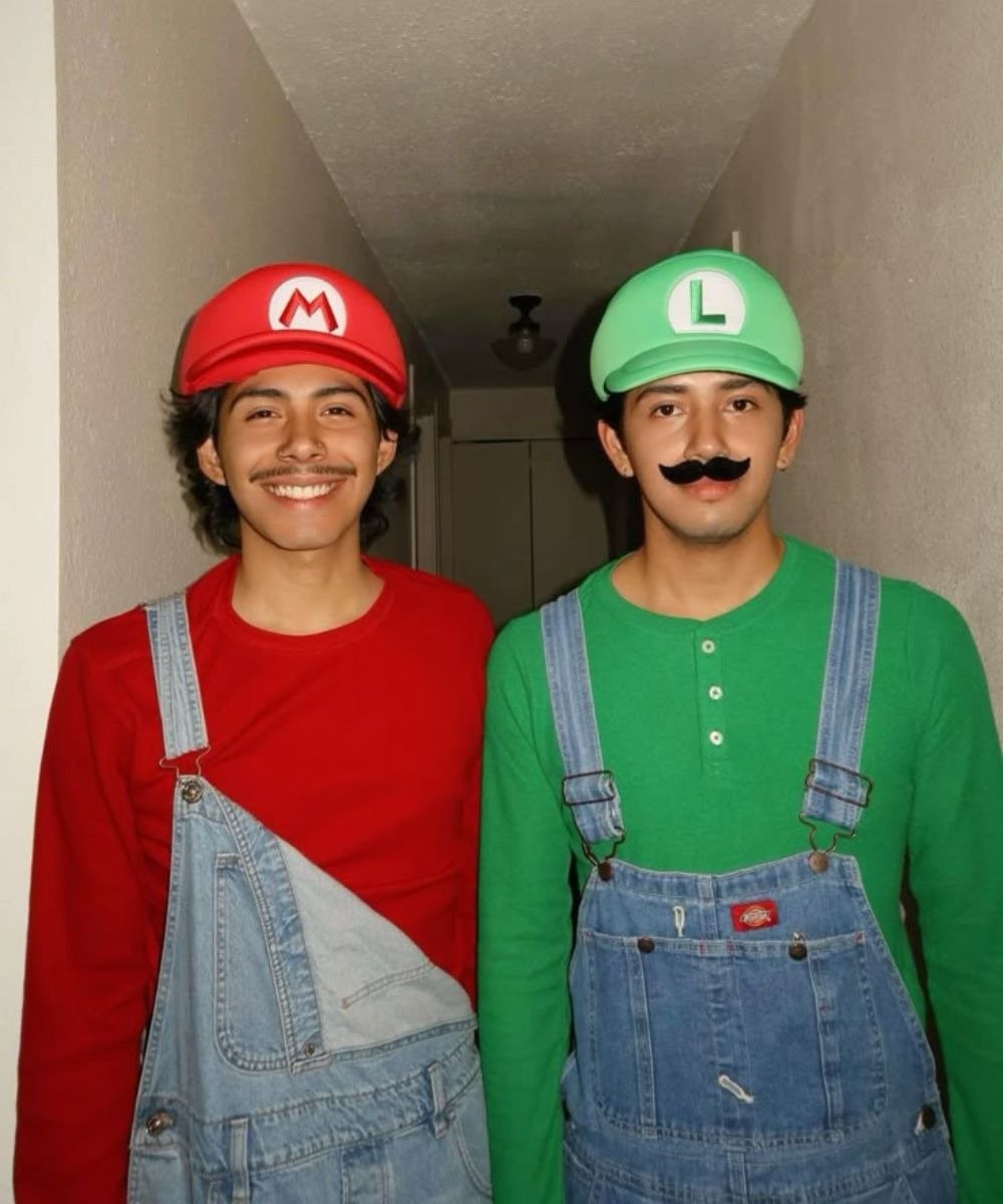 Casal divertido com fantasias de Halloween inspiradas em personagens icônicos do jogo super Mário com Luigi.