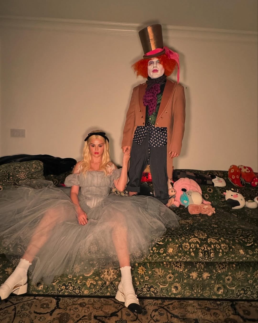 Um casal apresenta fantasias de Halloween inspiradas no tema 