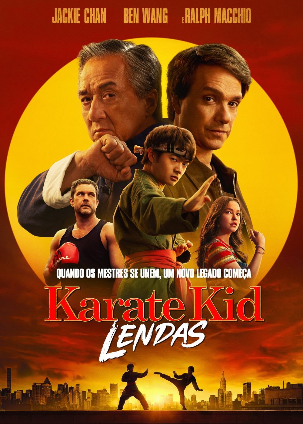Pessoas unidas em pose de artes marciais sob sol vermelho, destacando mestres e jovens, com a cidade ao fundo. Filmes e séries novas.