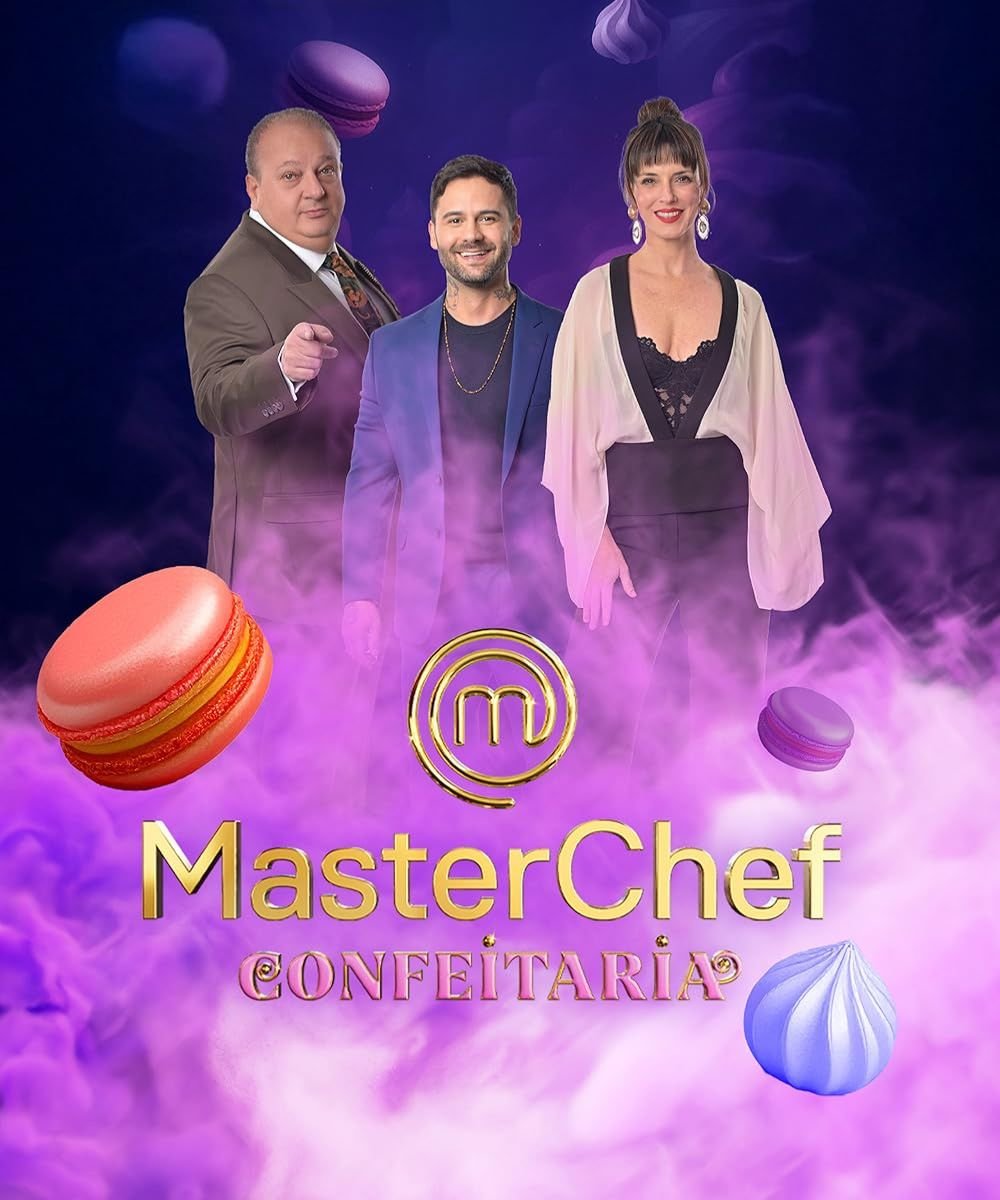 Trio de jurados do MasterChef Confeitaria, cercado por macarons e fumaça colorida.